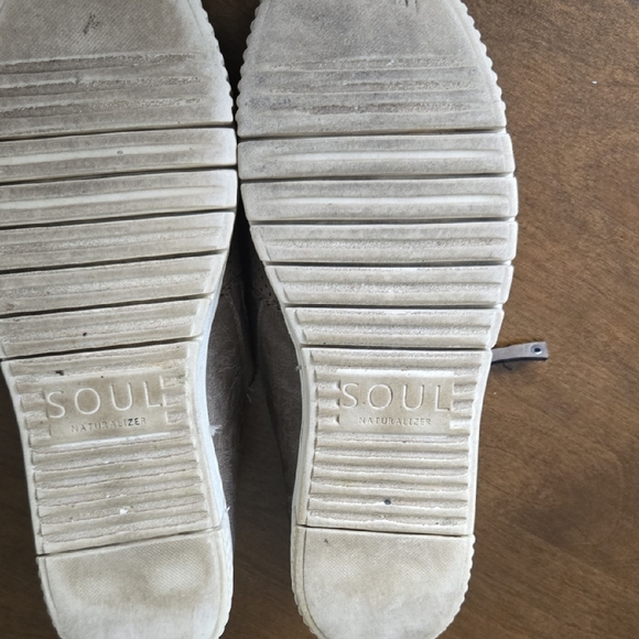 Naturalizer Soul Beige Slip-On Shoes size 7 with side zip - Picture 8 of 9